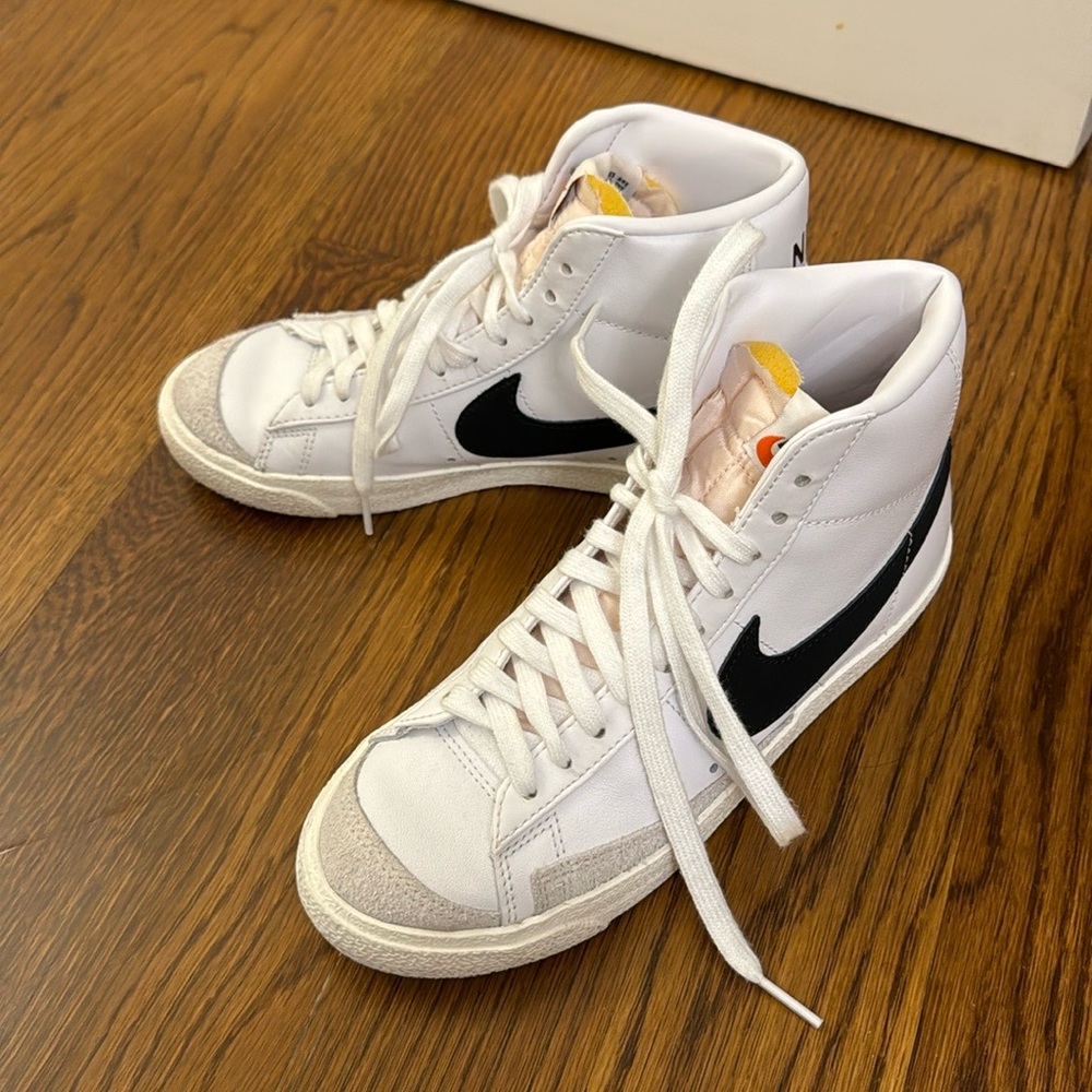 NIKE BLAZER MID ‘77 size 6